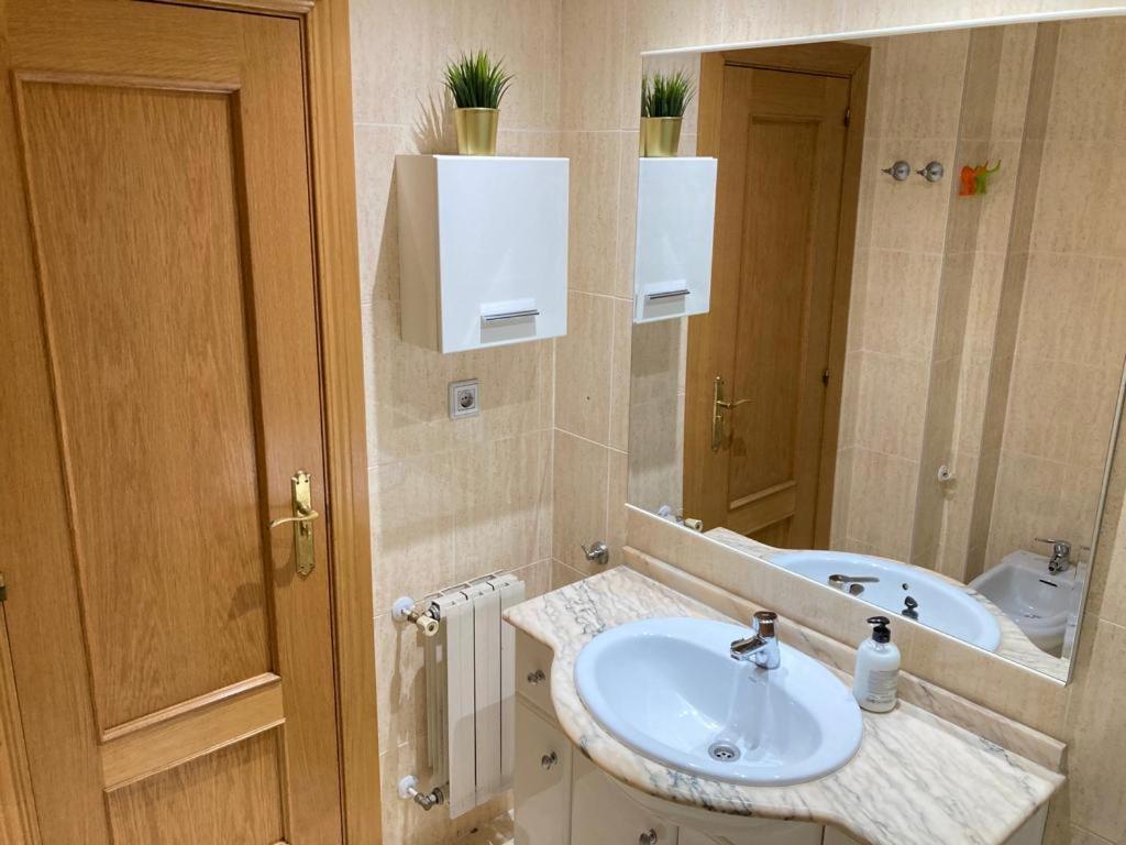 Apartamento Grande, 2 Dormitorios, Garaje Gratis Madrid Luaran gambar